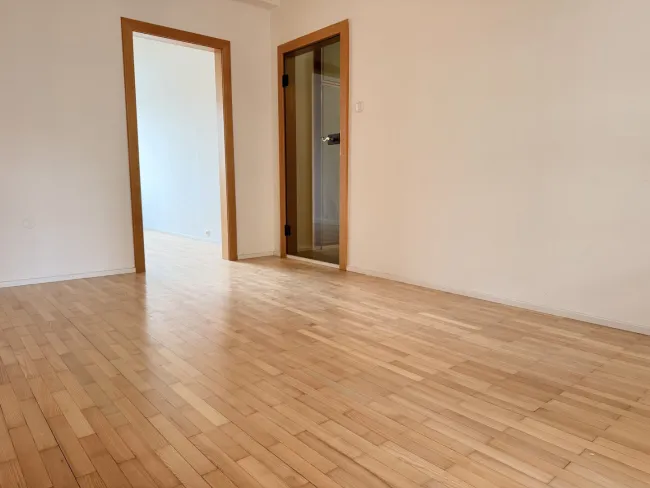 Helle 2-Zimmer-Wohnung mit moderner Küche & Loggia (exkl. Sanierungsdarlehen) - Bild