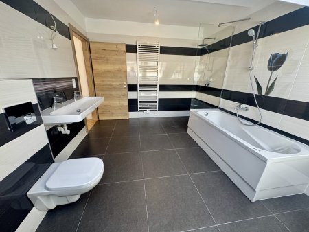 Neuwertige 4-Zi-DG-Wohnung mit Terrasse in 1210 Wien – 153m², eigener Aufzug!