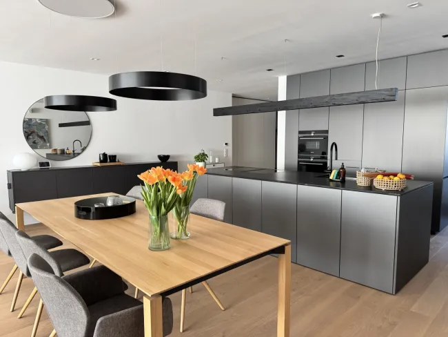 Luxus-Wohnoase in Wels: 135 m² pure Eleganz mit Kamin, Terrasse und 2 Tiefgaragenstellplätzen! - Titelbild