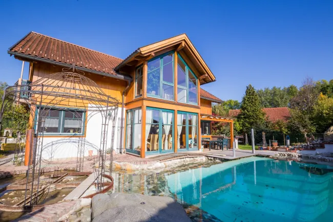 Einfamilienhaus mit Pool in ruhiger Lage - Titelbild