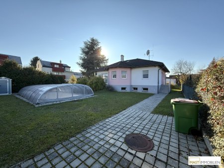 Auf der Suche nach Ihrem Zuhause? Optimal aufgeteiltes Bungalow mit Wohnkeller und inkl. Pool in ausgezeichneter Lage