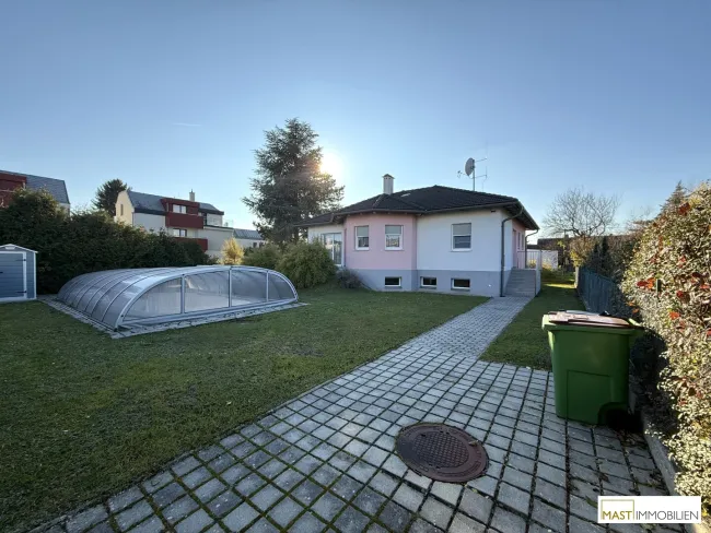 Auf der Suche nach Ihrem Zuhause? Optimal aufgeteiltes Bungalow mit Wohnkeller und inkl. Pool in ausgezeichneter Lage - Bild