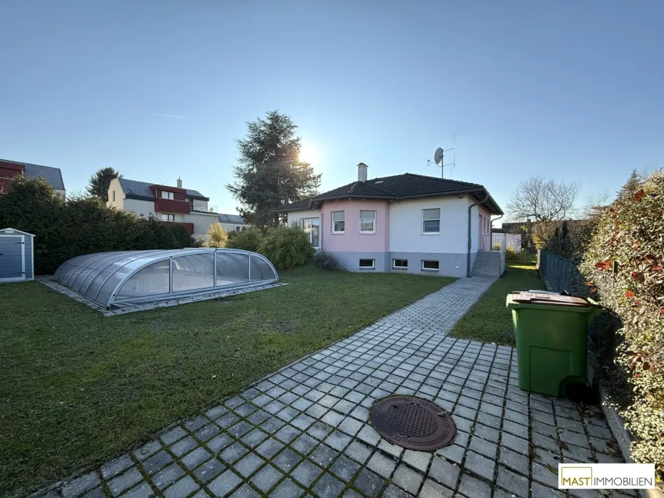 Auf der Suche nach Ihrem Zuhause? Optimal aufgeteiltes Bungalow mit Wohnkeller und inkl. Pool in ausgezeichneter Lage - Bild