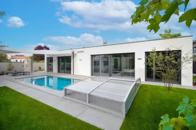 Traumhafter Bungalow mit beheizbaren Pool und Doppelgarage - Titelbild