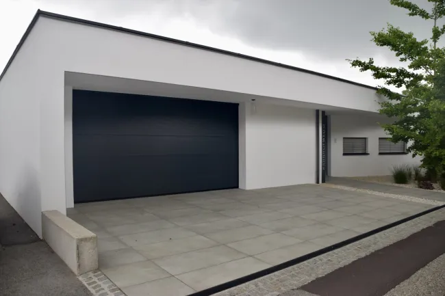 Traumhafter Bungalow mit beheizbaren Pool und Doppelgarage - Bild