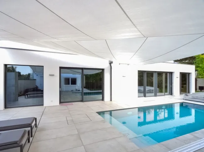 Traumhafter Bungalow mit beheizbaren Pool und Doppelgarage - Bild