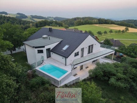 Luxus trifft Natur - Exklusive Gartenwohnung im Haus-Charakter mit Pool und großer Terrasse in Altlichtenberg!