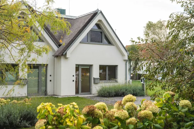 Modernes Seehaus in Weiden am See mit Garten und Bootsanleger - Titelbild