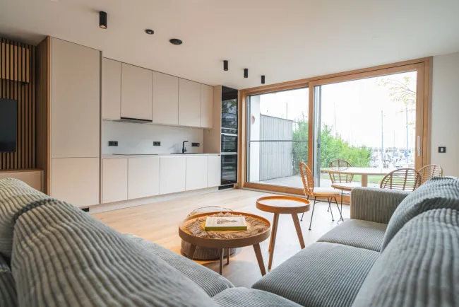 Modernes Seehaus in Weiden am See mit Garten und Bootsanleger - Bild