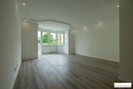Zur Gänze sanierte 3 Zimmer Wohnung inkl. neuer Küche in ausgezeichneter Lage direkt in Stockerau