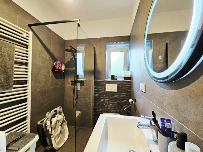 Charmante 2-Zimmer-Wohnung in Graz: Stadtblick, Parkett & Bad mit Fenster! Nur 145.000€! - Bild