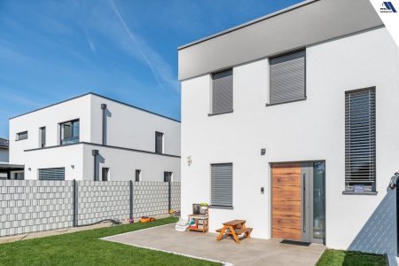 Neuwertige Doppelhaushälfte mit Pool, 3 Stellplätzen und hochwertiger Ausstattung