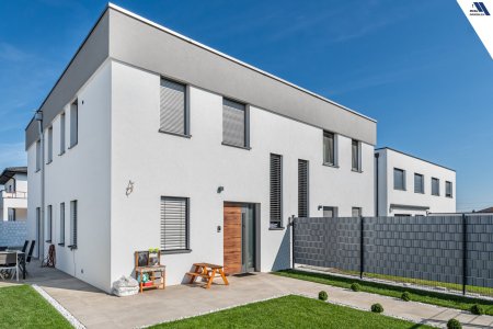 Neuwertige Doppelhaushälfte mit Pool, 3 Stellplätzen und hochwertiger Ausstattung