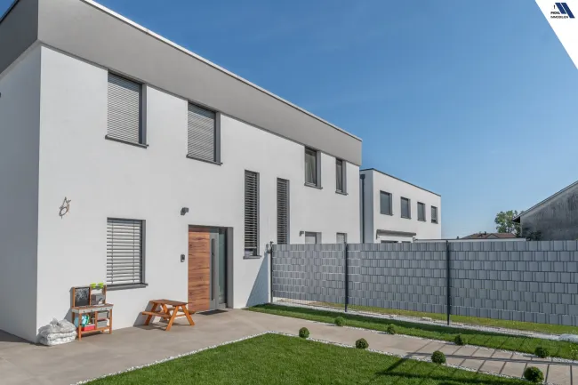 Neuwertige Doppelhaushälfte mit Pool, 3 Stellplätzen und hochwertiger Ausstattung - Bild