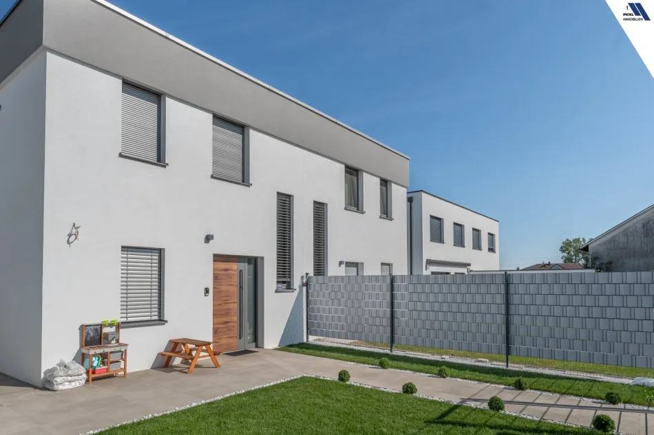 Neuwertige Doppelhaushälfte mit Pool, 3 Stellplätzen und hochwertiger Ausstattung - Bild