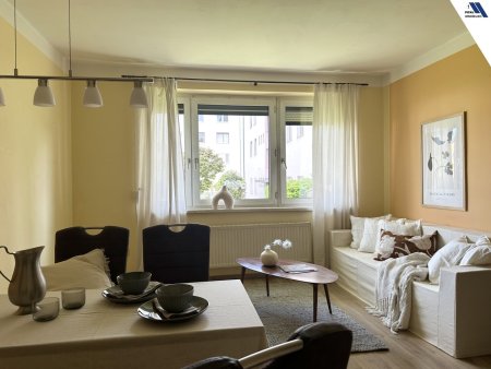 TRAUN: Gepflegte 2-Zimmer-Wohnung im EG mit Grünblick und Parkplatz auch für Anleger – attraktive Betriebskosten