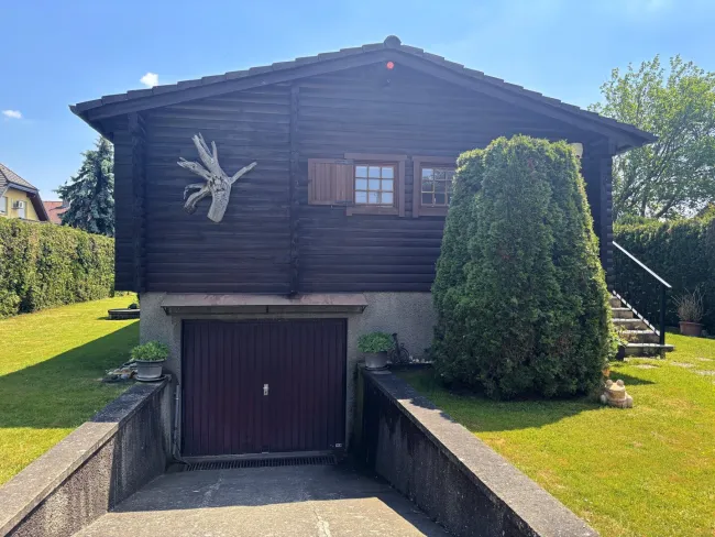 Raum für Ihre Ideen: Bauland-Kerngebiet Handelseinrichtungen - Baugrund mit unterkellertem Ferienhaus (Chalet) - Bild