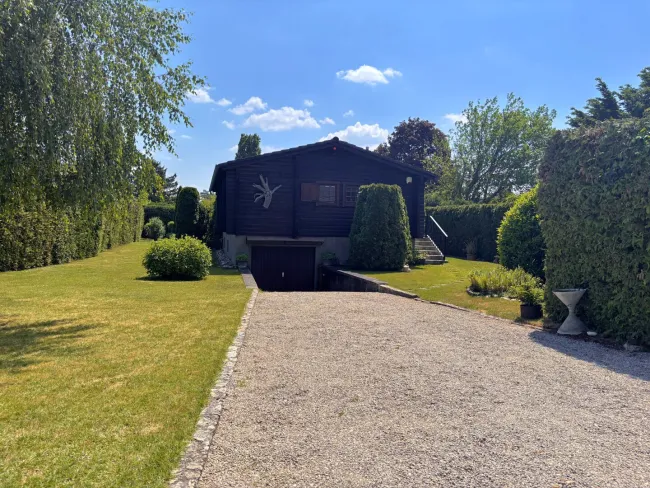 Raum für Ihre Ideen: Bauland-Kerngebiet Handelseinrichtungen - Baugrund mit unterkellertem Ferienhaus (Chalet) - Bild