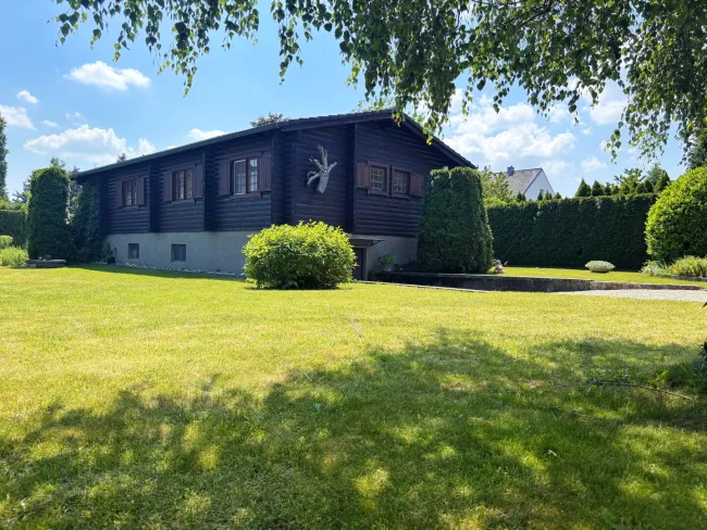 Raum für Ihre Ideen: Bauland-Kerngebiet Handelseinrichtungen - Baugrund mit unterkellertem Ferienhaus (Chalet) - Titelbild