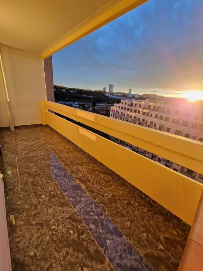 Einziehen & Wohlfühlen: Sanierte 3-Zimmer-Wohnung mit sonniger Loggia, Lift & Fernblick - Bild