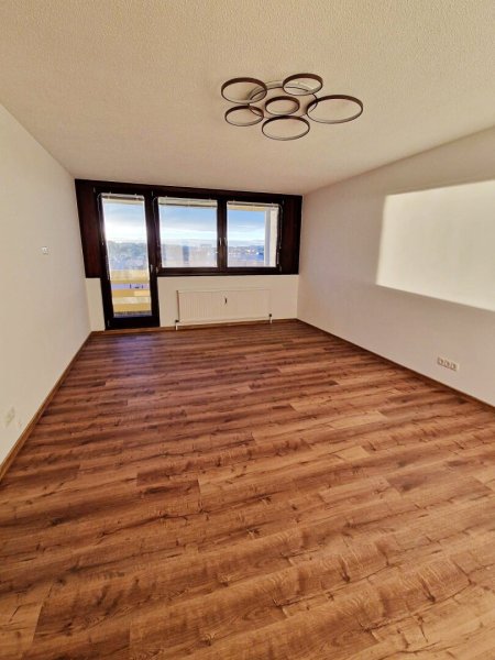 Einziehen & Wohlfühlen: Sanierte 3-Zimmer-Wohnung mit sonniger Loggia, Lift & Fernblick