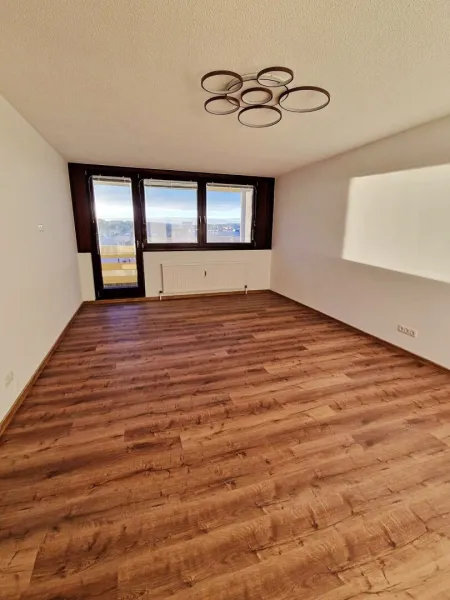 Einziehen & Wohlfühlen: Sanierte 3-Zimmer-Wohnung mit sonniger Loggia, Lift & Fernblick