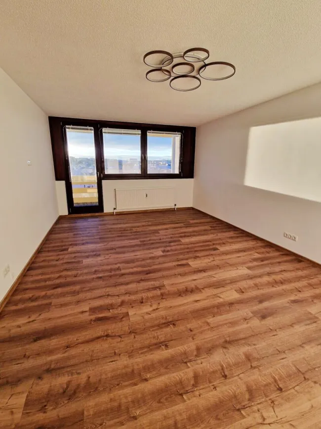 Einziehen & Wohlfühlen: Sanierte 3-Zimmer-Wohnung mit sonniger Loggia, Lift & Fernblick - Bild