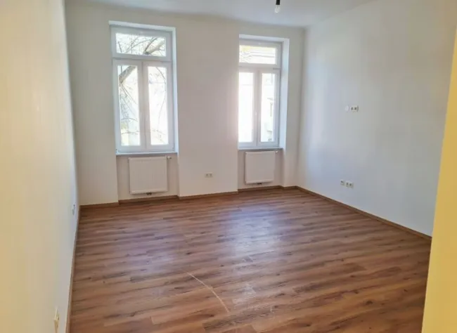 Sanierte Zimmer/Küche Altbauwohnung - bis Juli 2026 vermietet - als Anlageobjekt, zur Vorsorge für alle Fälle oder als kompakte Erstwohnung perfekt geeignet. - Bild