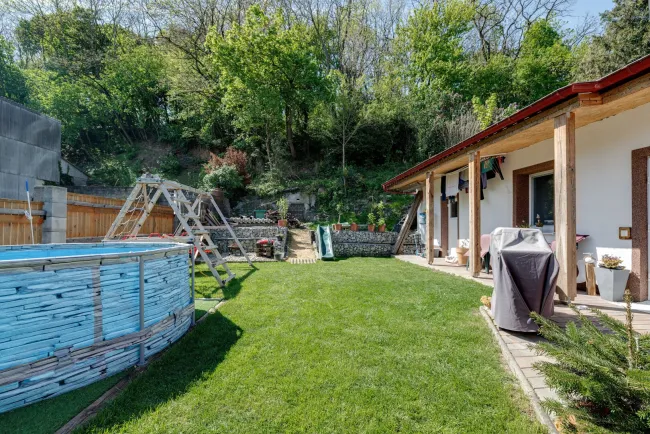 Entzückendes Einfamilienhaus mit 4 Zimmern, kleinem Waldhang und gepflegtem Sonnengarten - Titelbild