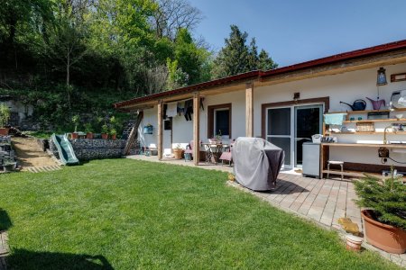Entzückendes Einfamilienhaus mit 4 Zimmern, kleinem Waldhang und gepflegtem Sonnengarten