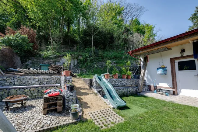 Entzückendes Einfamilienhaus mit 4 Zimmern, kleinem Waldhang und gepflegtem Sonnengarten - Bild