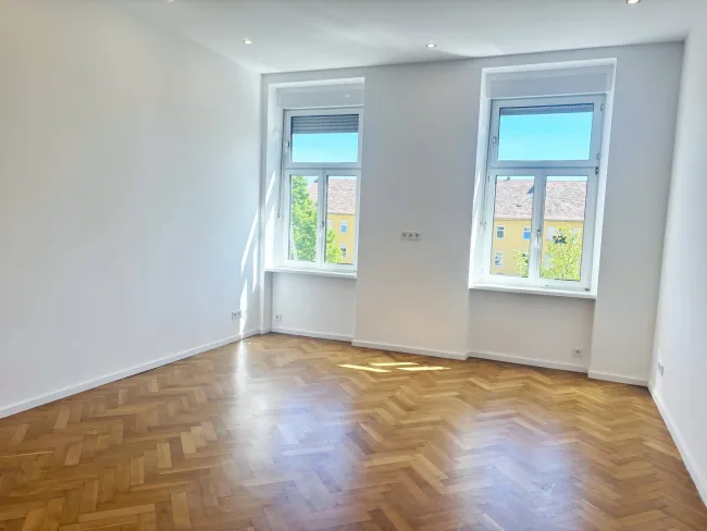 Perfekt für Investoren (WG geeignet) oder zur Eigennutzung: sonnige 4-Zimmer Altbauwohnung mit toller Raumaufteilung - frisch saniert! - Titelbild