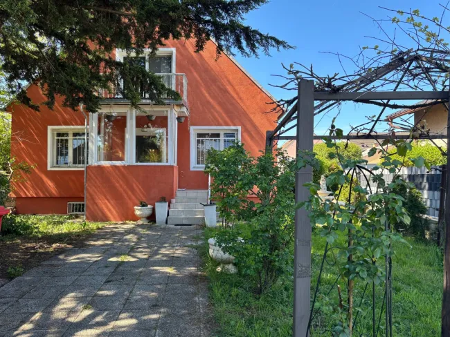Baugrund mit Altbestand: sanierungsbedürftiges Einfamilienhaus mit viel Potential für neue Ideen - umweltbewusst und nachhaltig sanieren oder neu bauen nach eigenem Geschmack - Titelbild