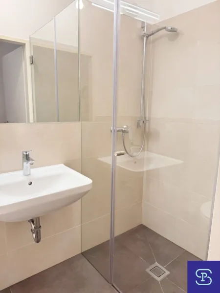 Bad mit Dusche und Toilette