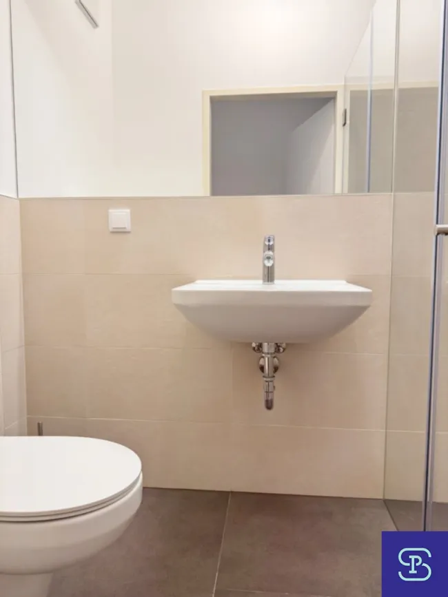 Bad mit Dusche und Toilette