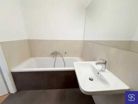 Bad mit Dusche und Wanne