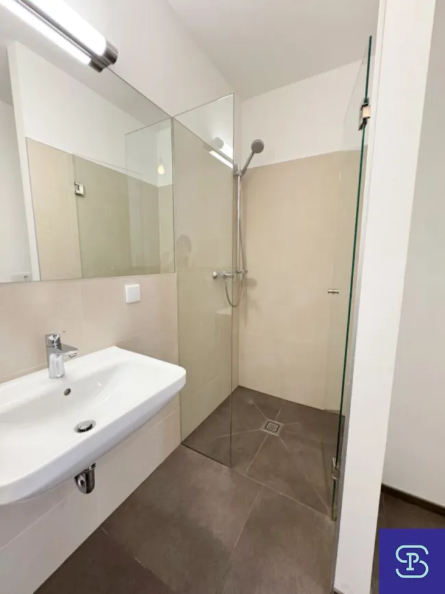 Bad mit Dusche und Wanne
