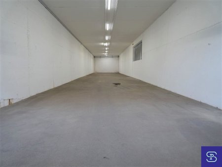 Ebenerdige 218m² Lagerfläche mit Rolltor Nähe Rautenweg - 1220 Wien