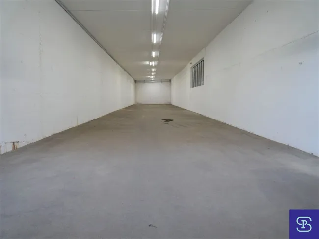 Ebenerdige 218m² Lagerfläche mit Rolltor Nähe Rautenweg - 1220 Wien - Bild