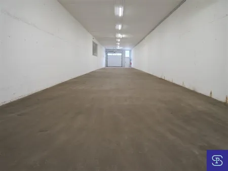 Ebenerdige 218m² Lagerfläche mit Rolltor Nähe Rautenweg - 1220 Wien