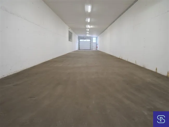 Ebenerdige 218m² Lagerfläche mit Rolltor Nähe Rautenweg - 1220 Wien - Titelbild
