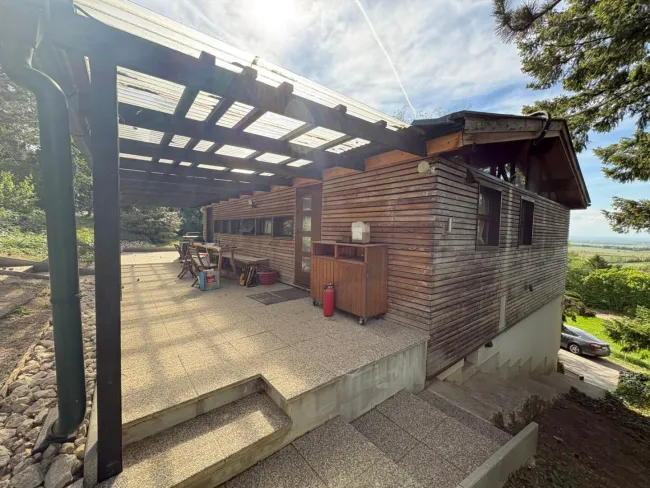Terrasse hinten & Stiegen zu Eingang OG
