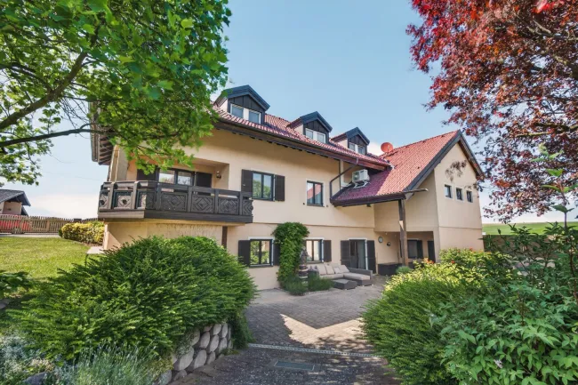 Exklusives Einfamilienhaus in Kronberg – 366m² Wohnfläche, 6 Zimmer, fast 8.000m² parkähnlicher Garten, Salzwasserpool, Golfsimulator, uvm! - Titelbild