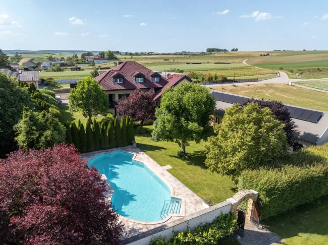 Exklusives Einfamilienhaus in Kronberg – 366m² Wohnfläche, 6 Zimmer, fast 8.000m² parkähnlicher Garten, Salzwasserpool, Golfsimulator, uvm! - Bild