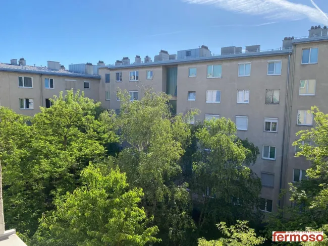 Ausblick in in den grünen Innenhof