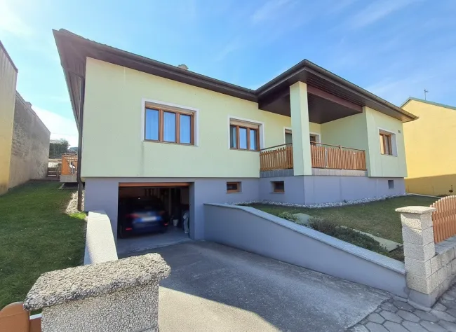 [Kaufanbot erhalten] Perfekt geschnittenes, pflegeleichtes Einfamilienhaus in Neusiedl/Zaya - thermisch saniert, Photovoltaikanlage, Weinkeller, Brunnen usw. - Titelbild