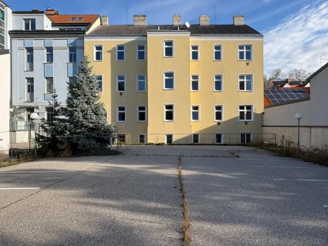 Attraktives Zinshaus in Mistelbach: 9 Wohnungen, 20 Stellplätze, gepflegt, hohe Renditechancen! - Titelbild