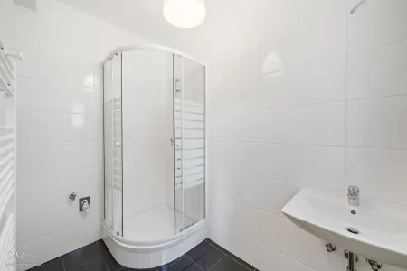 Bad mit Dusche und Fenster