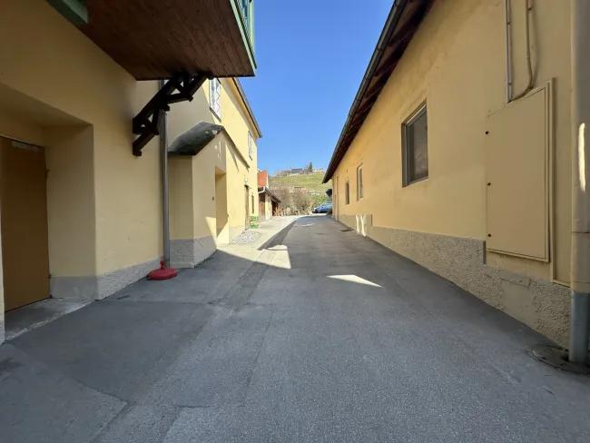 Durchgang Hintereingang - Parkplätze