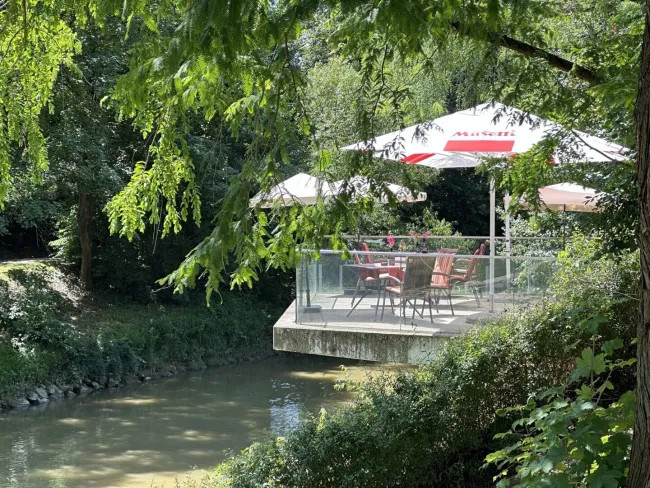 Terrasse direkt gegenüber an der Raab